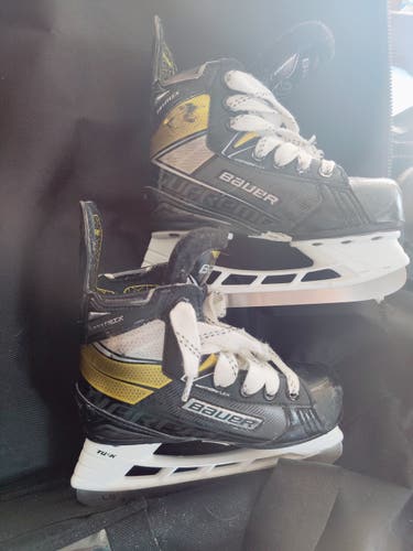 Youth Used Bauer Supreme matrix Hockey Skates Regular Width Size 13
