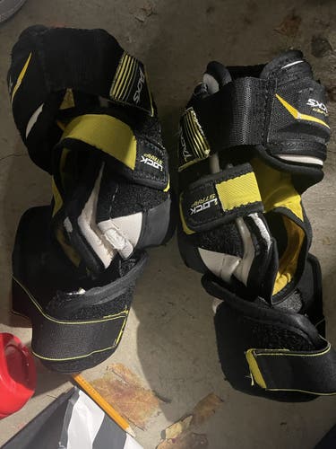Used Medium CCM  Super Tacks Elbow Pads