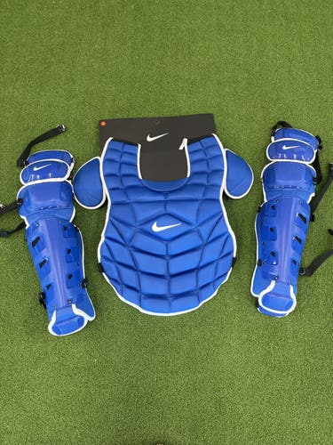 Nike adult royal catchers set brand new