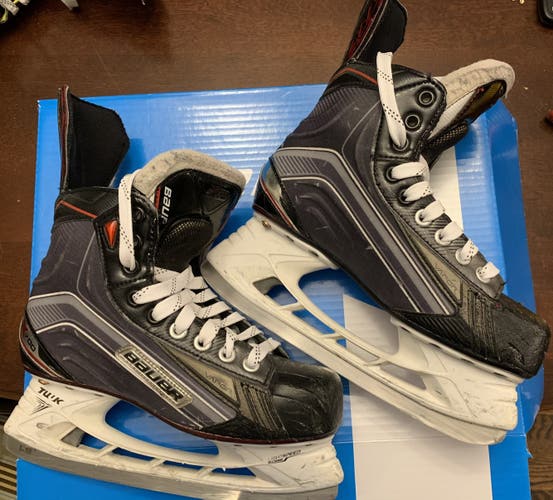 Junior Bauer Regular Width  Size 5 Vapor X700 Hockey Skates