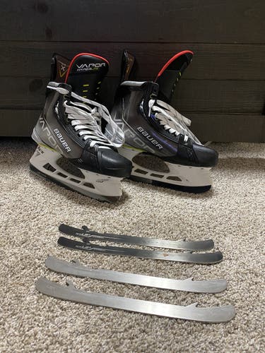 New Bauer Vapor Hyperlite Hockey Skates 8.5 Fit 3