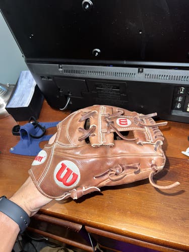 Used Right Hand Throw 11.75" A2000 Baseball Glove