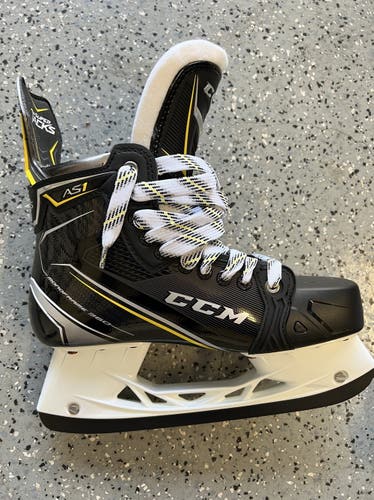Senior CCM Regular Width  Size 8.5 Super Tacks AS1 Hockey Skates