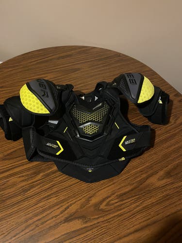 Bauer Hockey Supreme Ultrasonic Senior Medium Ice Hockey Shoulder Pads