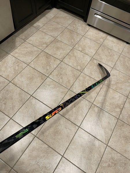 Senior RH P28 85 Flex CCM Super Tacks AS4 Pro Hockey Stick
