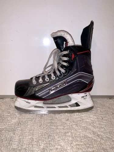 Junior Bauer Regular Width  Size 5.5 Vapor X600 Hockey Skates