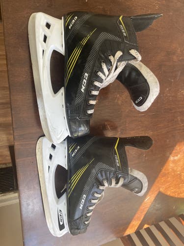 Junior CCM Regular Width  Size 7 CCM 1052 Hockey Skates
