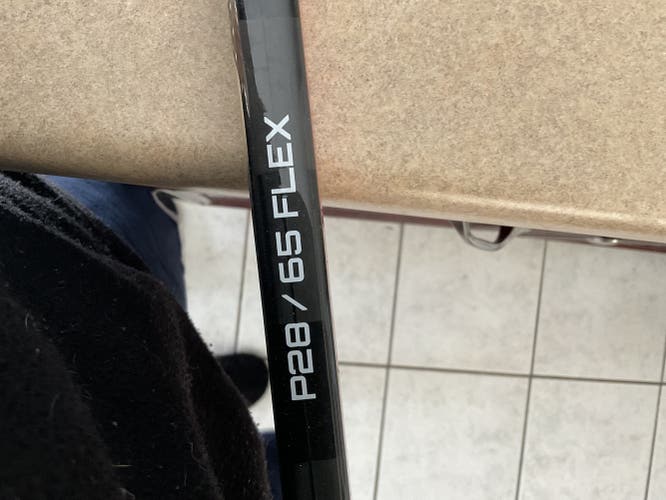 Intermediate New Right Handed Bauer Vapor Hyperlite Hockey Stick Toe Pattern
