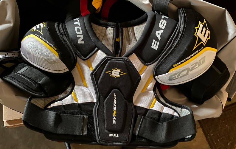 Easton Synergy EQ20 Shoulder Pads - Small