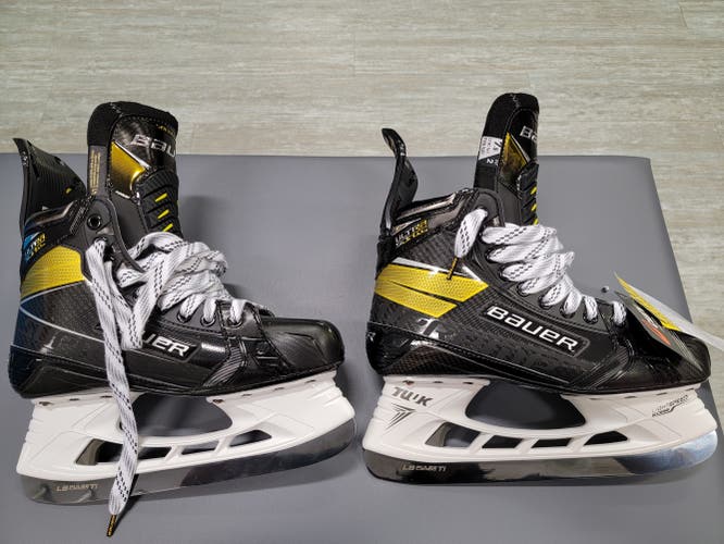 Senior New Bauer Supreme UltraSonic Hockey Skates Size 7.5