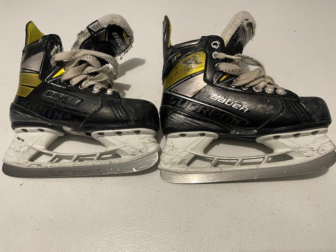 Youth Bauer Regular Width Size 13.5 Supreme Hockey Skates
