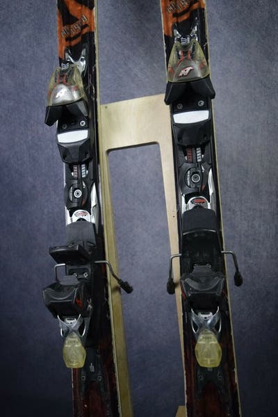 NORDICA HOT ROD NITROUS SKIS SIZE 162 CM WITH NORDICA
