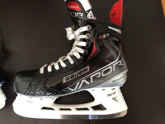 Bauer Vapor X3.7 Hockey Skates Regular Width Size 6.5 D