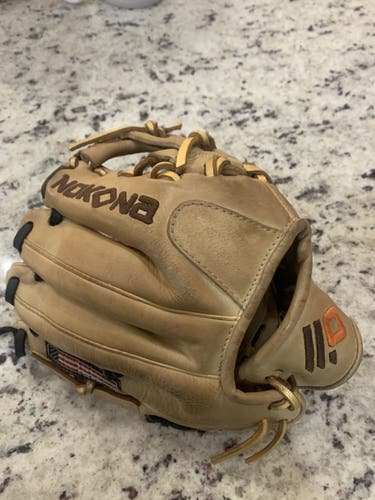 Nokona 10.5 youth glove