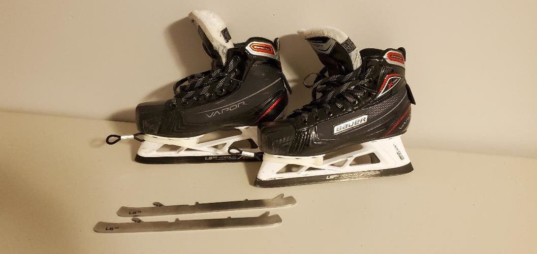 Bauer 700X goalie skates - Junior size 4ee - Extra black blades!