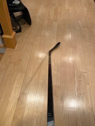 Senior Right Handed Pro Stock Supreme 2S Pro Hockey Stick