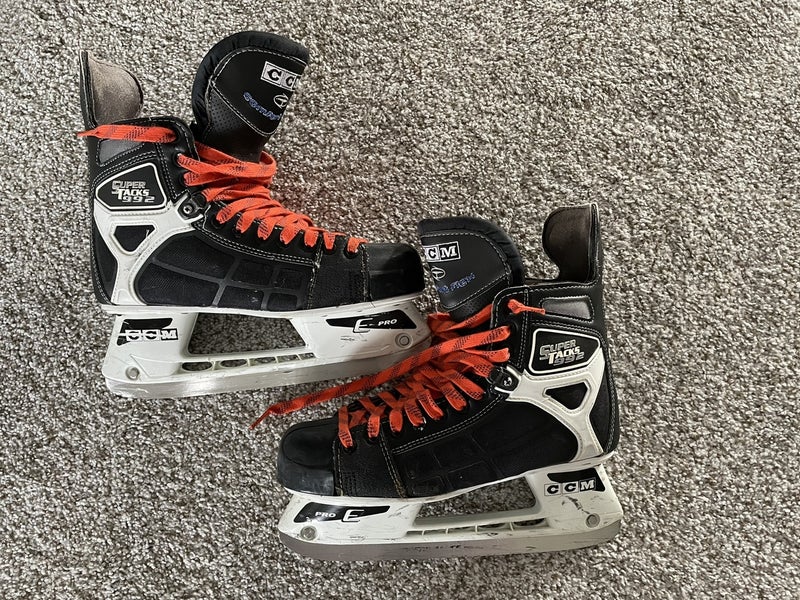 Senior CCM Regular Width Size 8.5 Super Tacks Hockey Skates