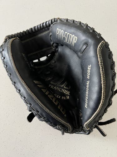 Used Mizuno Right Hand Throw Catcher's Franchise Baseball Glove 11"