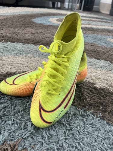 Yellow Used Unisex Size 7.0 (Women's 8.0) Molded Cleats Nike Mercurial Superfly Cleats