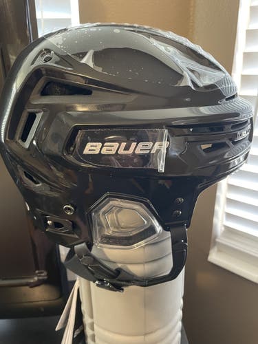 New Medium Bauer Re-Akt 150 Helmet