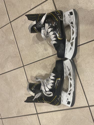 Junior CCM Regular Width Size 5.5 AS3 Pro Hockey Skates