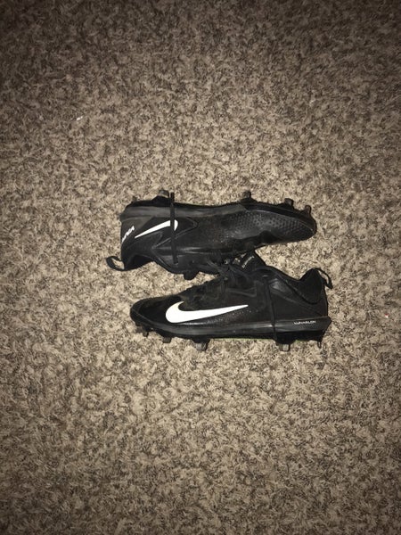 NIKE CLEATS SIZE 9.5