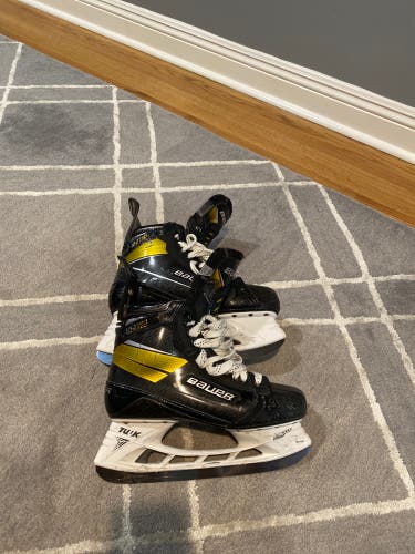 Senior Bauer Extra Wide Width  Size 10.5 Supreme UltraSonic Hockey Skates