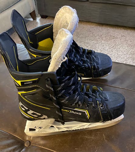 Senior CCM Regular Width Size 9 Super tacks 9380 Hockey Skates