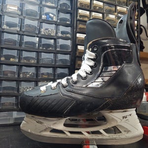 Junior Used True Pro Custom Hockey Skates Regular Width Pro Stock Size 4