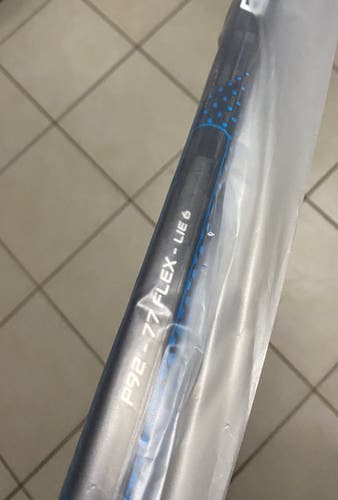 New Right Handed P92/77 Flex Nexus Geo Hockey Stick