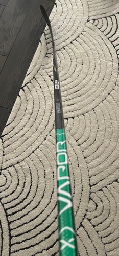 Senior New Right Handed Bauer Vapor Hyperlite Hockey Stick Mid Pattern Pro Stock