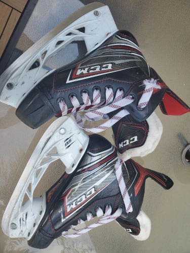 Junior Used CCM JetSpeed FT460 Hockey Skates Size 2.5