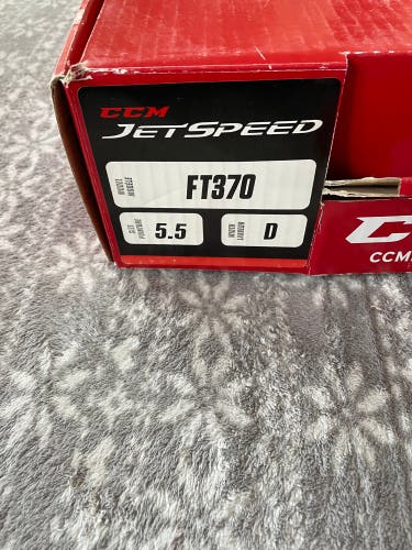 Junior New CCM JetSpeed FT370 Hockey Skates Regular Width Size 5.5