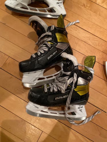 Junior Bauer Regular Width  Size 3.5 Supreme 3S Hockey Skates