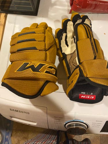 CCM 4 Roll Pro2 Gloves