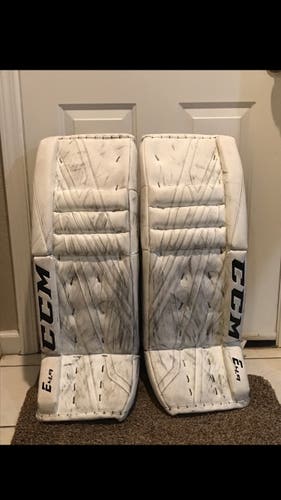 33" CCM  Extreme flex 4.9 Goalie Leg Pads
