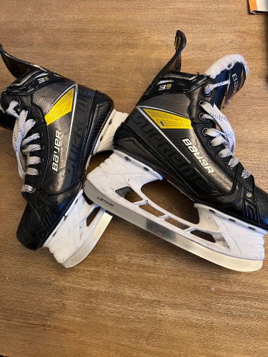Junior Bauer Regular Width Size 4.5 Supreme 3S Pro Hockey Skates