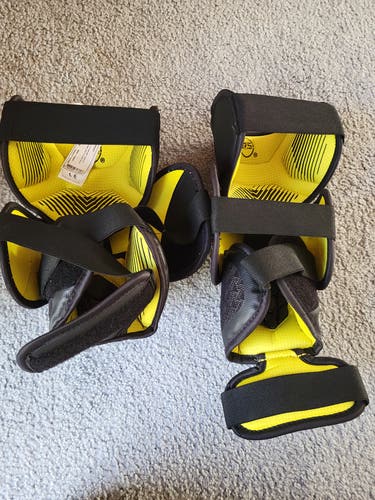 New Bauer Supreme Senior Knee goalie Knee guards