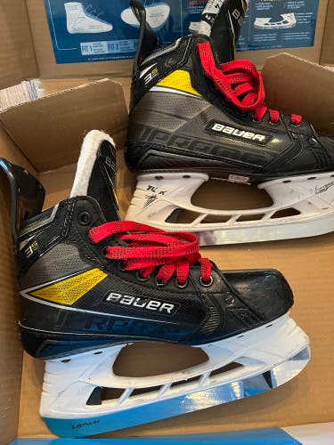 Junior Bauer Supreme 3S Pro Regular Width Size 4