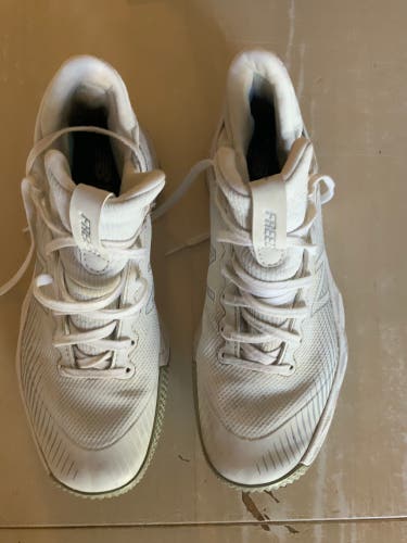 White Men's Size 7.0 (Women's 8.0) Low Cut Freeze