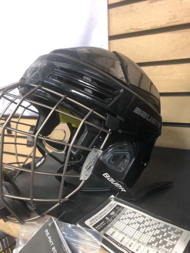 New Medium Bauer  Re-Akt 200 Helmet
