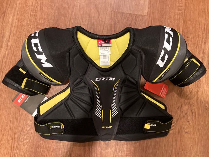 NWT Senior Medium CCM  Tacks 9040 Shoulder Pads