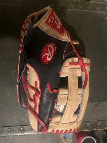 Uses Heart of the Hide outfielders glove