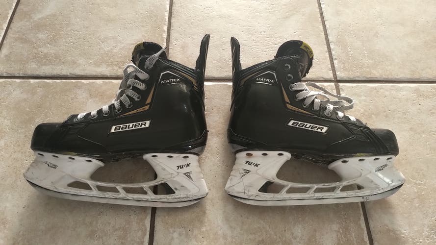 Senior Used Bauer Supreme matrix Hockey Skates Extra Wide Width Size 5.5