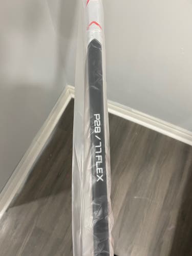 New Right Handed P28/77 Vapor Hyperlite Hockey Stick