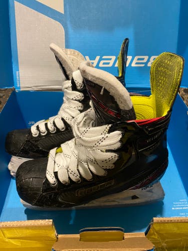 Junior Bauer Regular Width Size 4 Vapor X Velocity Hockey Skates