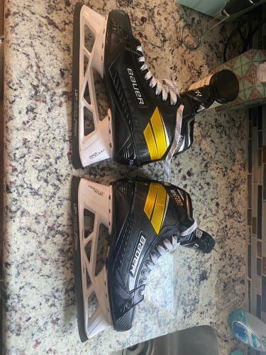 Senior Bauer Regular Width  Size 10 Supreme UltraSonic Hockey Skates