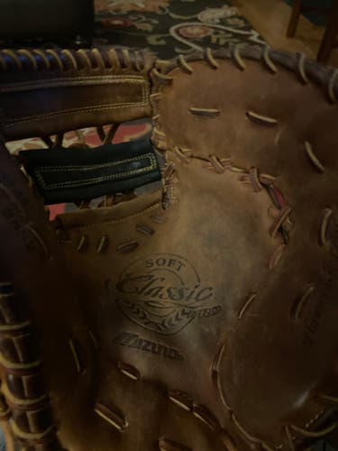 Used Right Hand Throw Mizuno First Base Classic Pro Soft Baseball Glove 12.5"