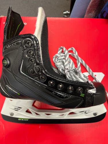 Junior CCM Regular Width  Size 5 RibCor MaxxPro Hockey Skates