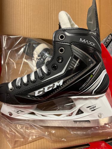 Junior CCM Regular Width  Size 5 RibCor Maxx Hockey Skates